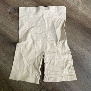 Shapermint Essentials Beige Women’s Shapewear Shorts Size M/L